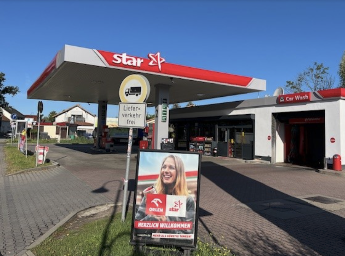 A star-branded petrol station with a red and white canopy and a car wash beside it